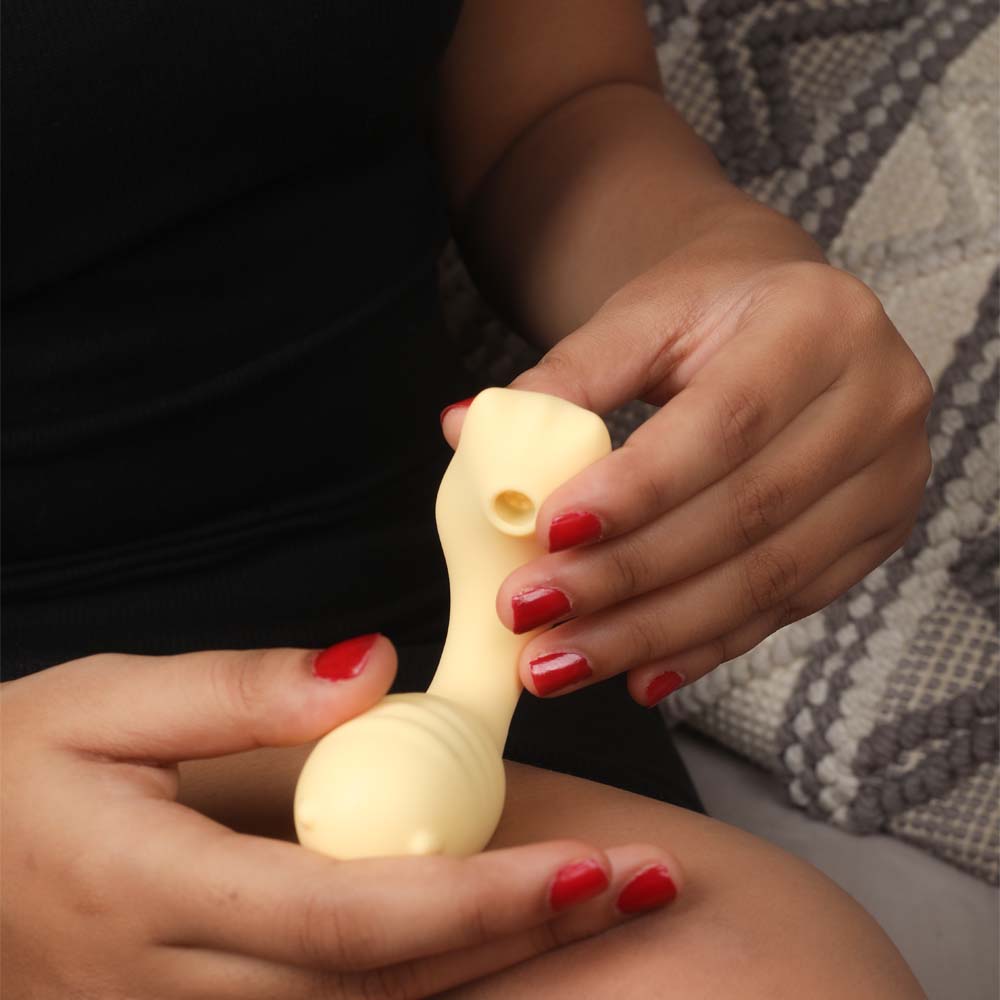 Wireless mouth-style vibrator with smartphone connectivity and multiple modes