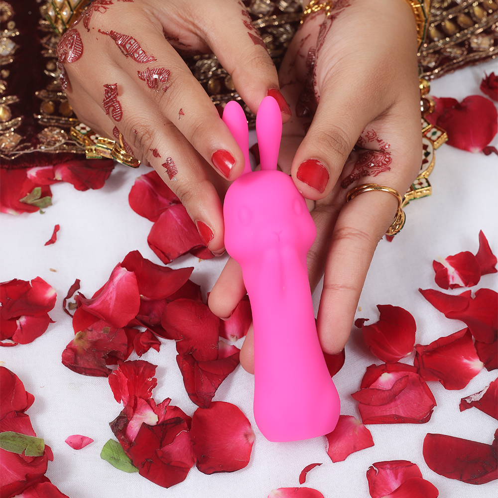 Arctic Hare vibrator with telescopic thrusting shaft and dual stimulation design