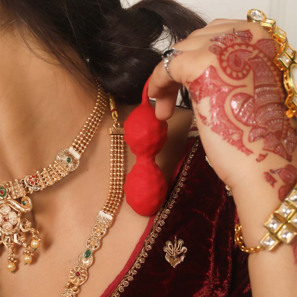 Small yet strong egg vibrator designed to mimic tapping or drumming pleasure